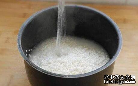 煮饭不要用冷水下米