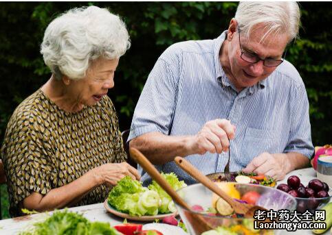 
老年人应该怎样进补?老年人保健:正确进补,健康长寿
