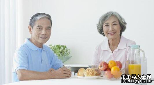 
老年人进补应该注意什么?合理膳食和进补补充,让老年人健康长寿
